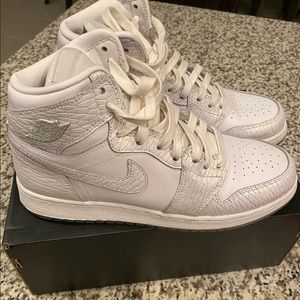 Nike Air Jordan 1 Retro Mid GS Triple White Excellent condition in box